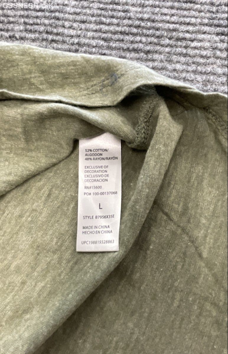 Democracy Women’s Olive Green V-Neck Pleated Shoulder Eyelet Slub Top Sz L NWT