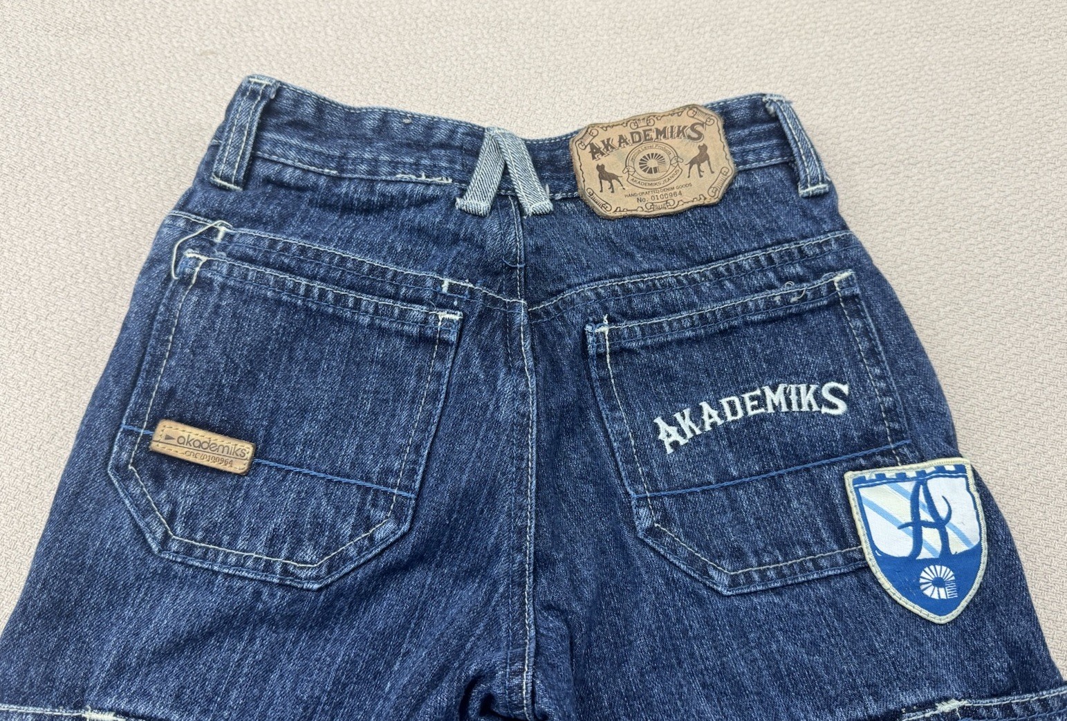 Vintage Y2K Akademiks Embroidered Denim Shorts Youth Boys Size 5 Blue Baggy