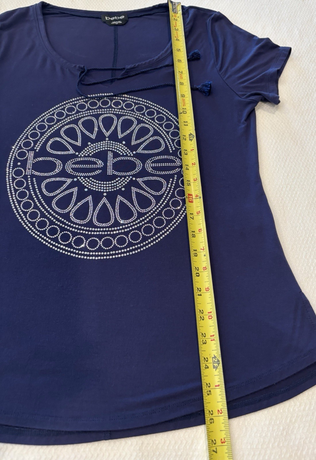 Rare bebe Women’s Navy Rhinestone Logo Medallion Scoop Neck Tie Front Tee Sz S/P