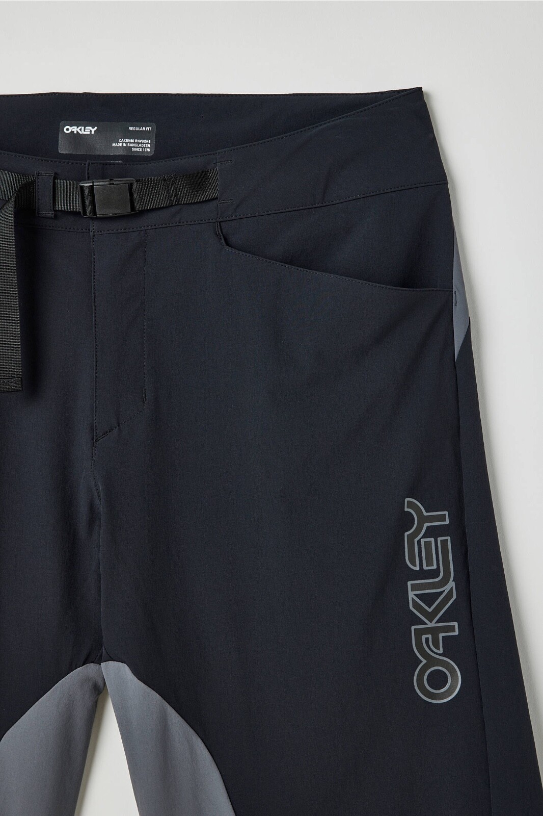 $100 Oakley Men’s Seeker 75 Shorts 11.5” – Black/Grey – Size 30 – New With Tags