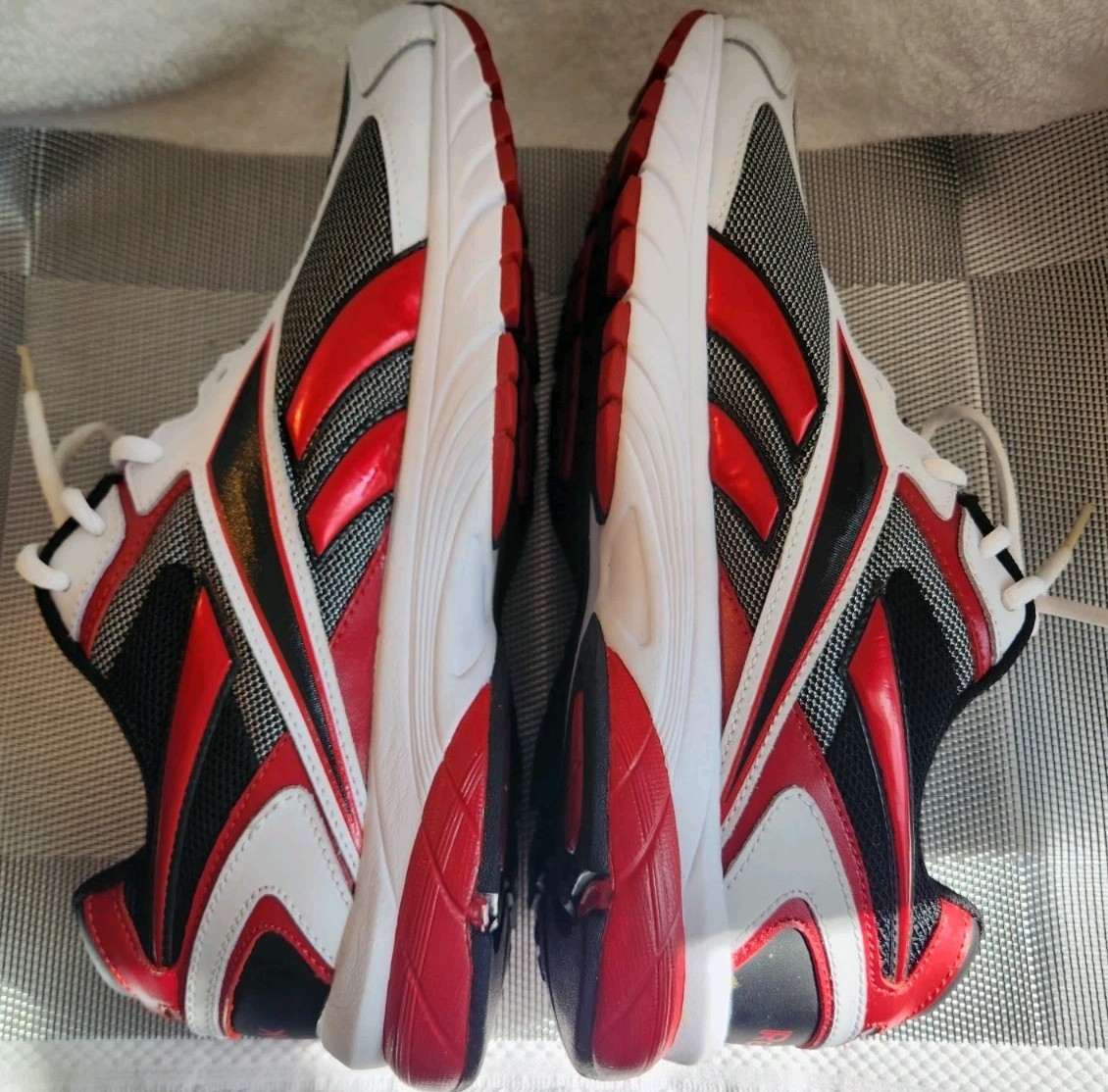 Reebok Men’s Size 10.5 ~ Reebok Sneakers Pheehan Run Leather Mesh Red Black