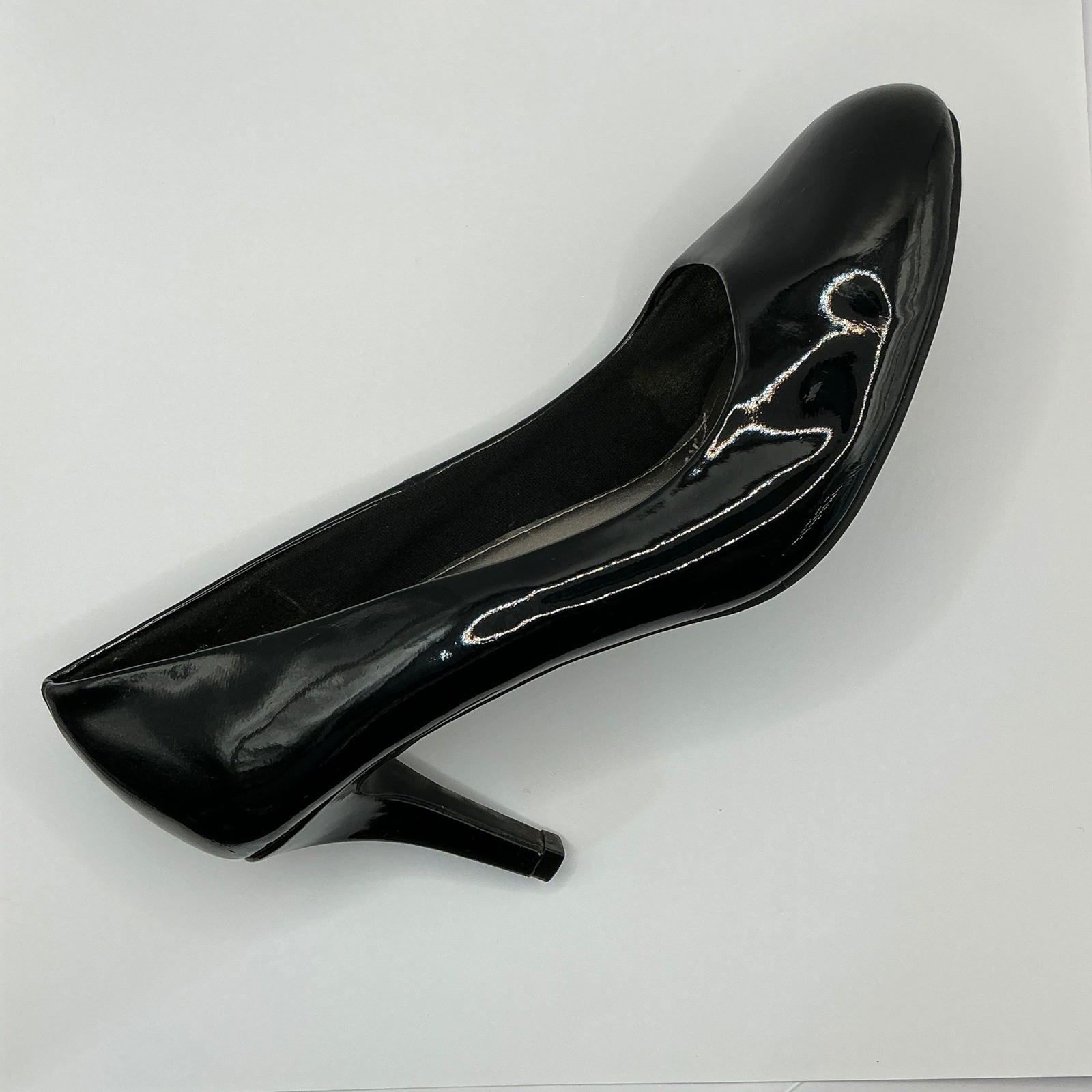 Comfort Plus by Predictions Black Patent Pumps Round Toe Heels Womens 8.5
