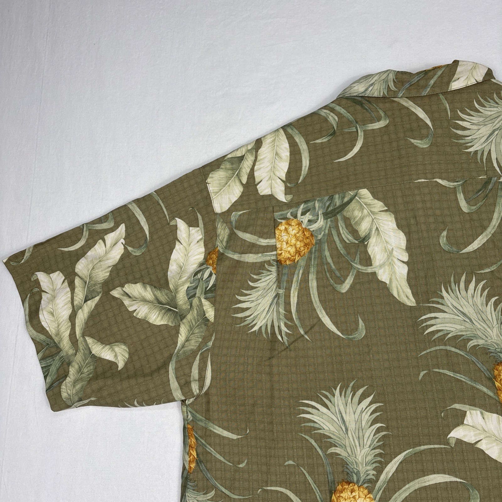 Tommy Bahama Button Up Men’s Medium Beige Silk Floral AOP Hawaiian Vacation