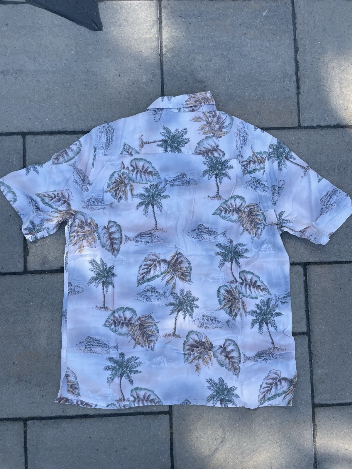 Batik Bay Hawaiian Short Sleeve Button-Up Shirt Size M 100% Rayon Palm Trees