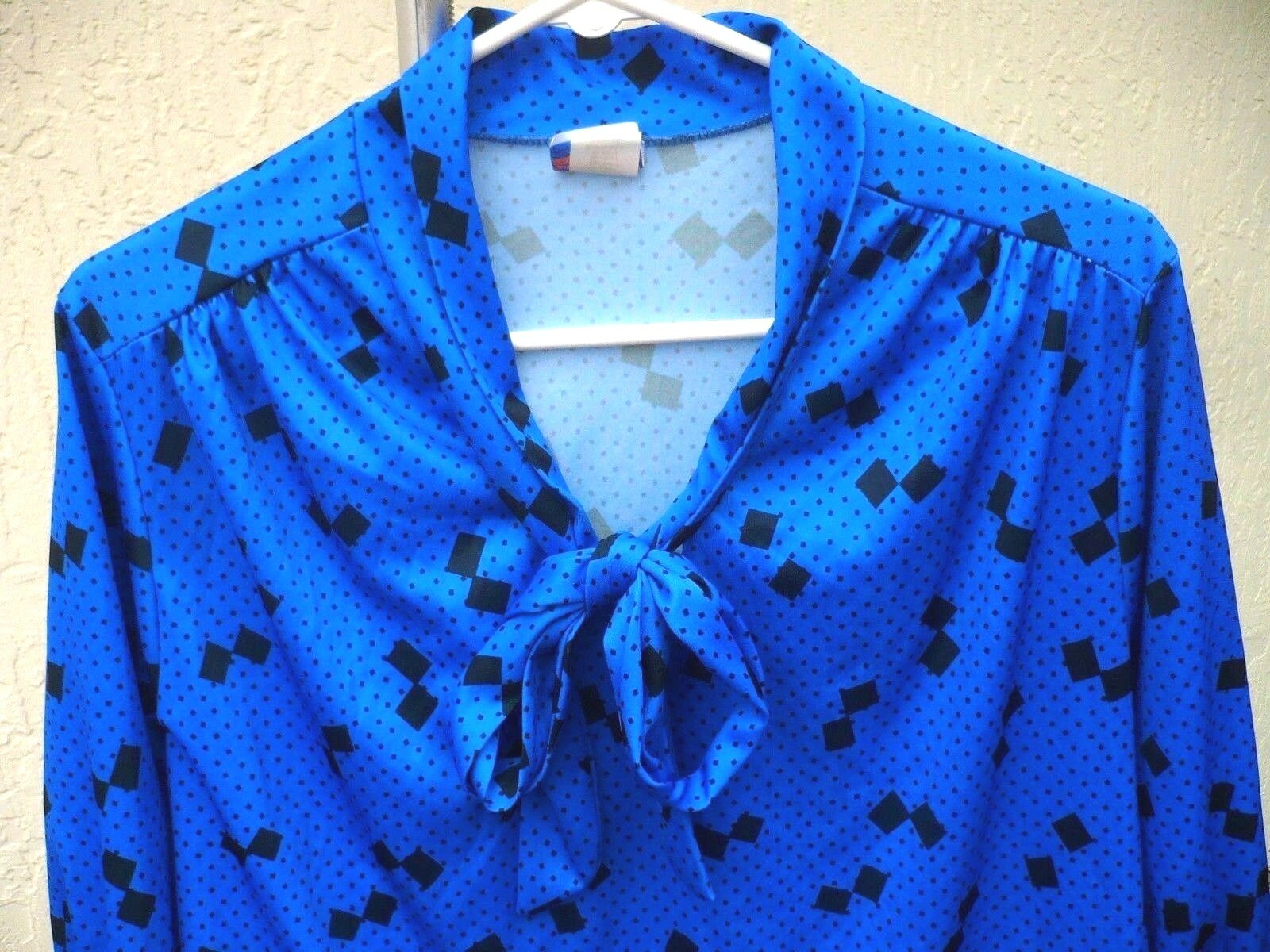 VTG 70S TIGER LILY L BLUE KITTEN BOW POLYESTER TREVIRA BLOCK PRINT BLOUSE WOMEN