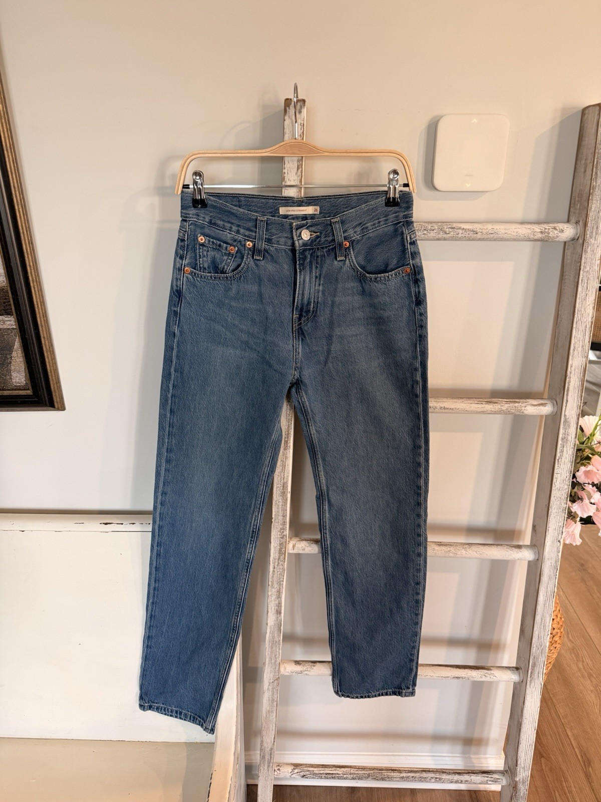 Levi’s Low Pro Straight Women’s Jeans Blue Medium Wash Low Rise 27 EUC