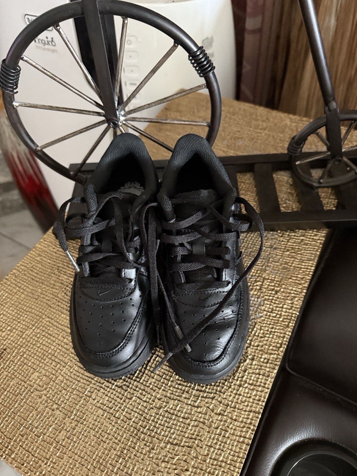 Kids Nike Black Low Top Athletic Sneakers Leather Upper Rubber Outsole Lace-Up