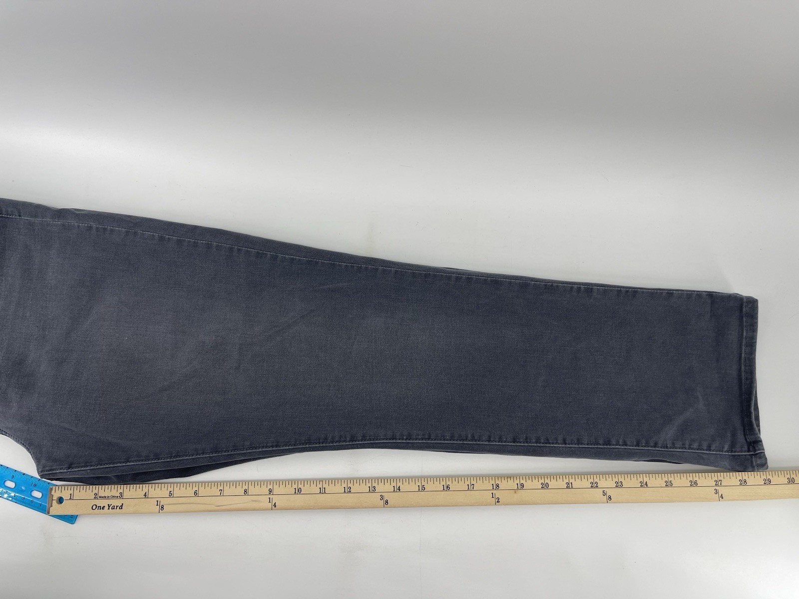 Levis Classic Straight Leg Stretch Jeans Women Size 31 Mid Rise Gray Denim