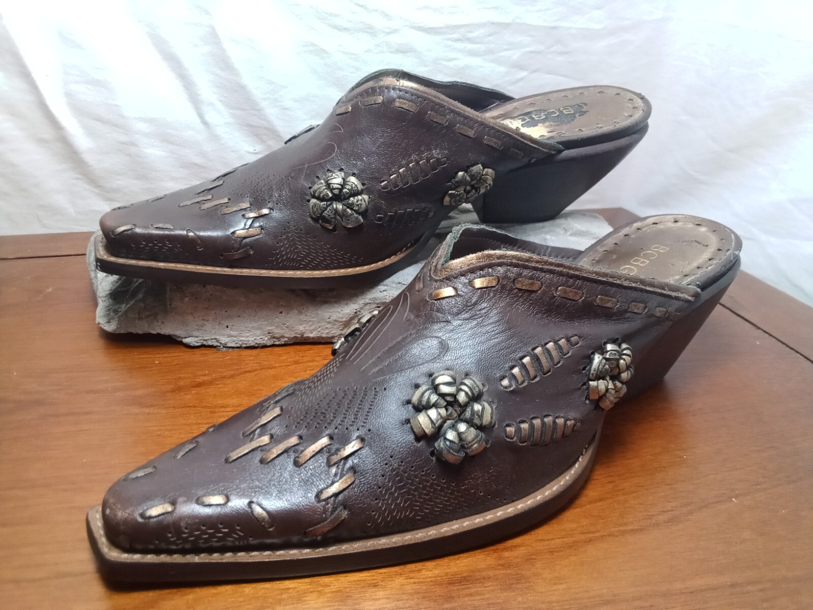 BCBG Women’s Sz. 6 B / 2.25 in Block Mule Witch Clogs thick soft leather