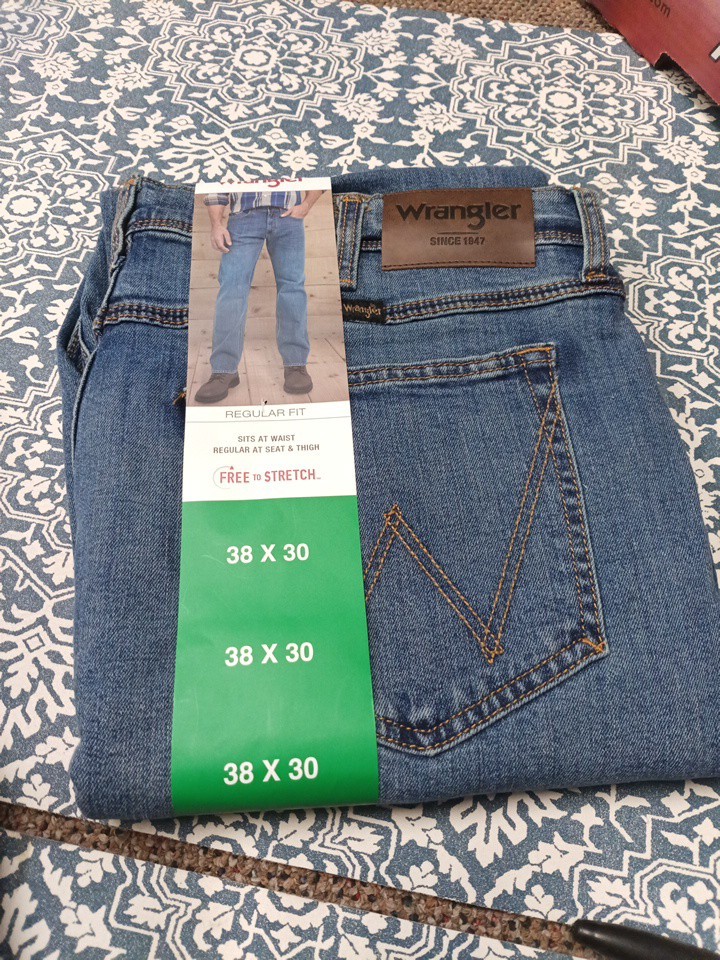 Wrangler Men’s Relaxed Fit Jeans Blue Size 38×30 Straight Leg Opening NWT