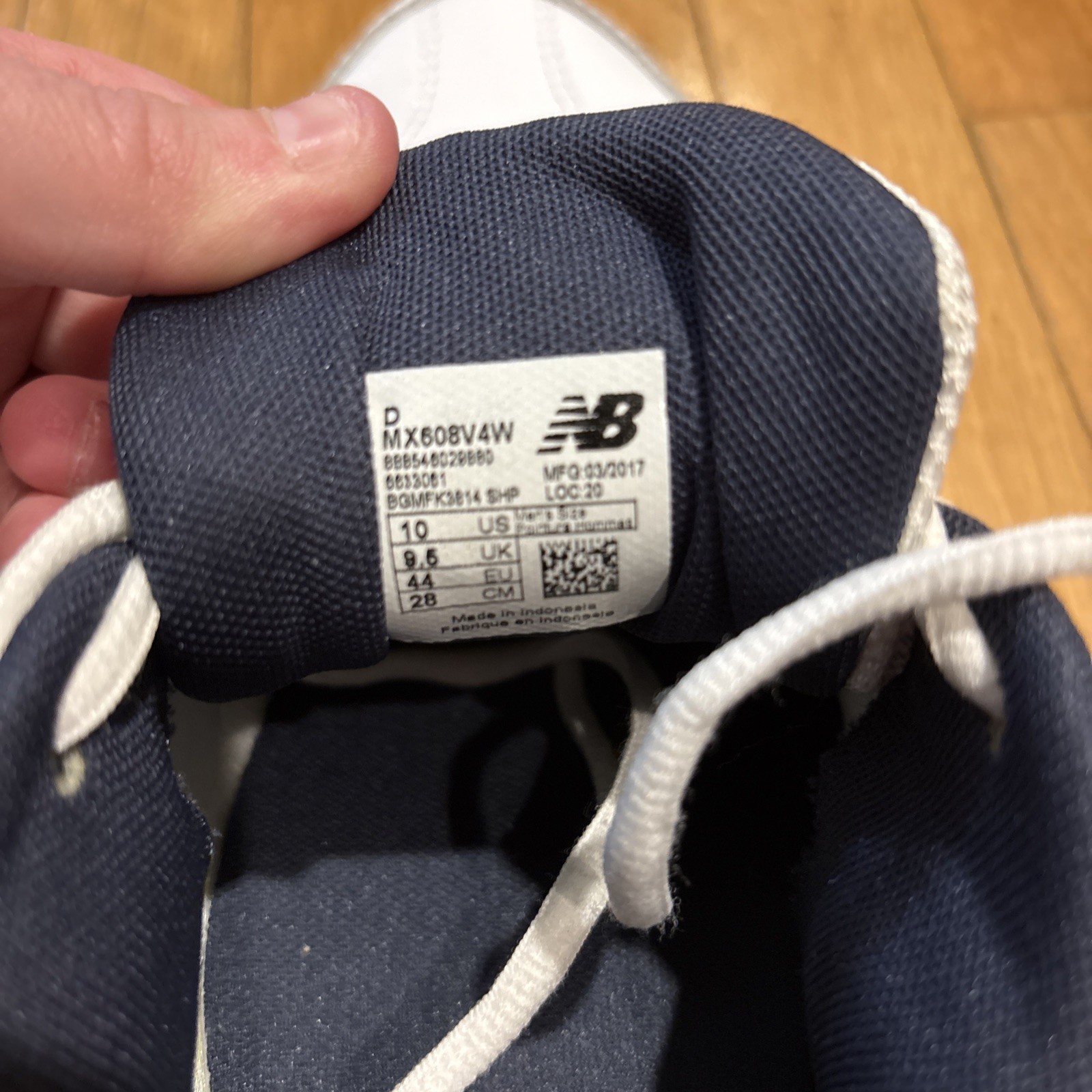 New Balance Mens Size 10 MX608v4W White Blue Sneakers TWO DIFFERENT WIDTHS