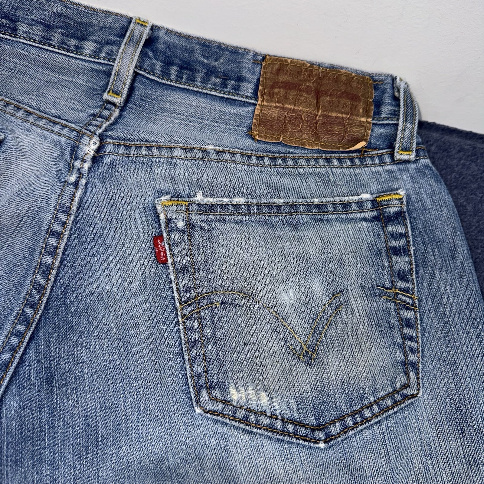 Y2K Vintage Distressed Levi’s 527 Low Boot Cut Men’s Jeans Medium Wash 32×34