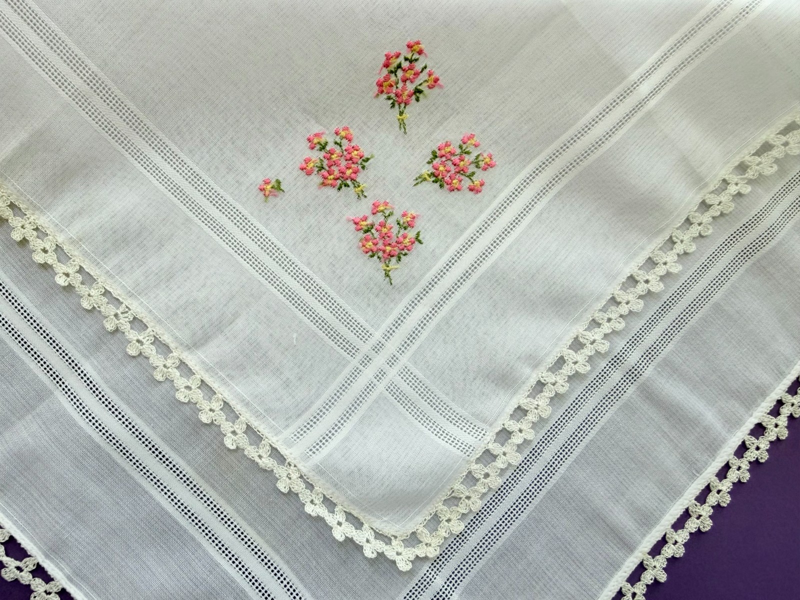 VINTAGE HANKY 1950s PINK EMBROIDERED FLORALS HAND CROCHET EDGES SWEET & PRETTY