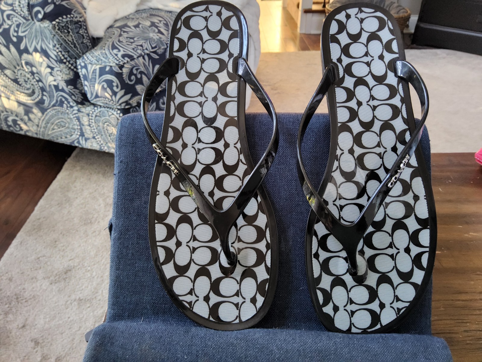 Coach Lyra Thong Sandals Womens 10B Black Logo Print Beach Pool Jelly Flip Flops