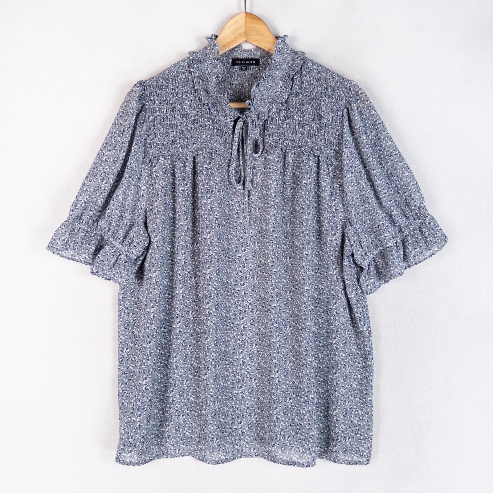Pleione Blouse Top Womens XL Blue Gray Floral Smocked Ruffle Neck Short Sleeve