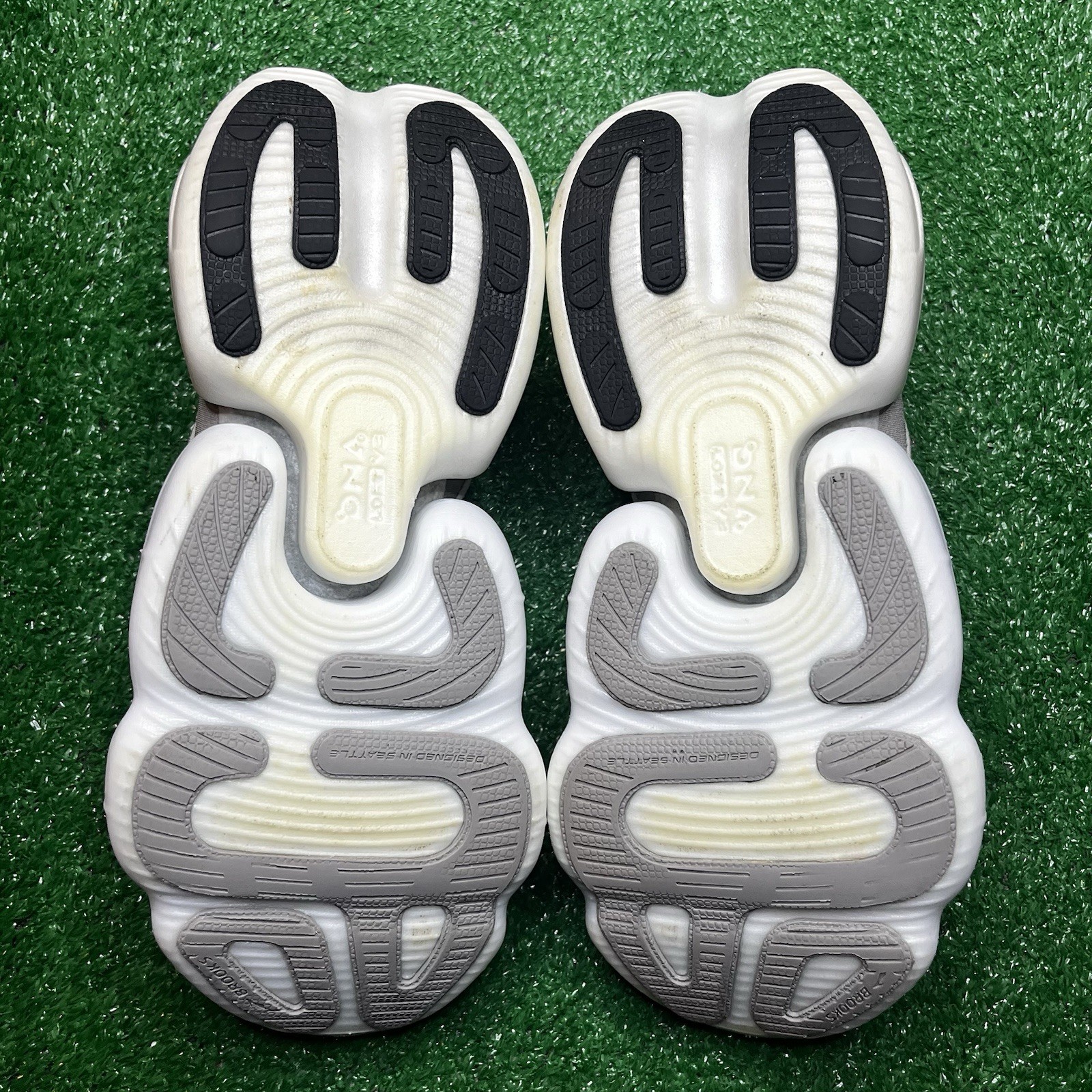 Brooks Aurora BL women’s size 7 Nitrogen Injected Running Shoes White/black
