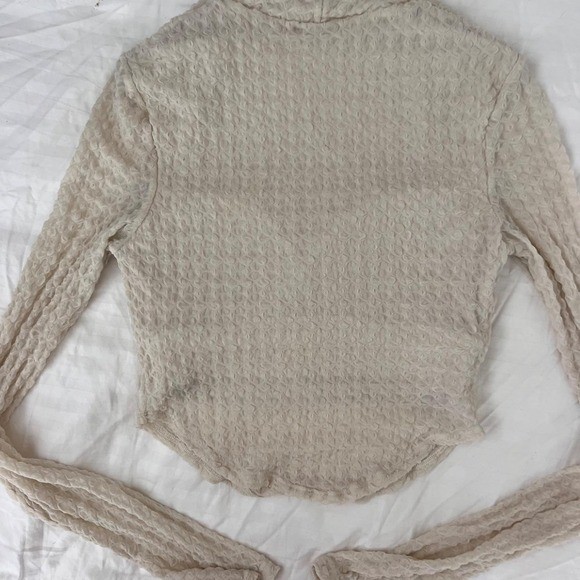 Cream Bubble Mesh Square Neck Long Sleeve Crop Top Built-In Bra – Size Medium