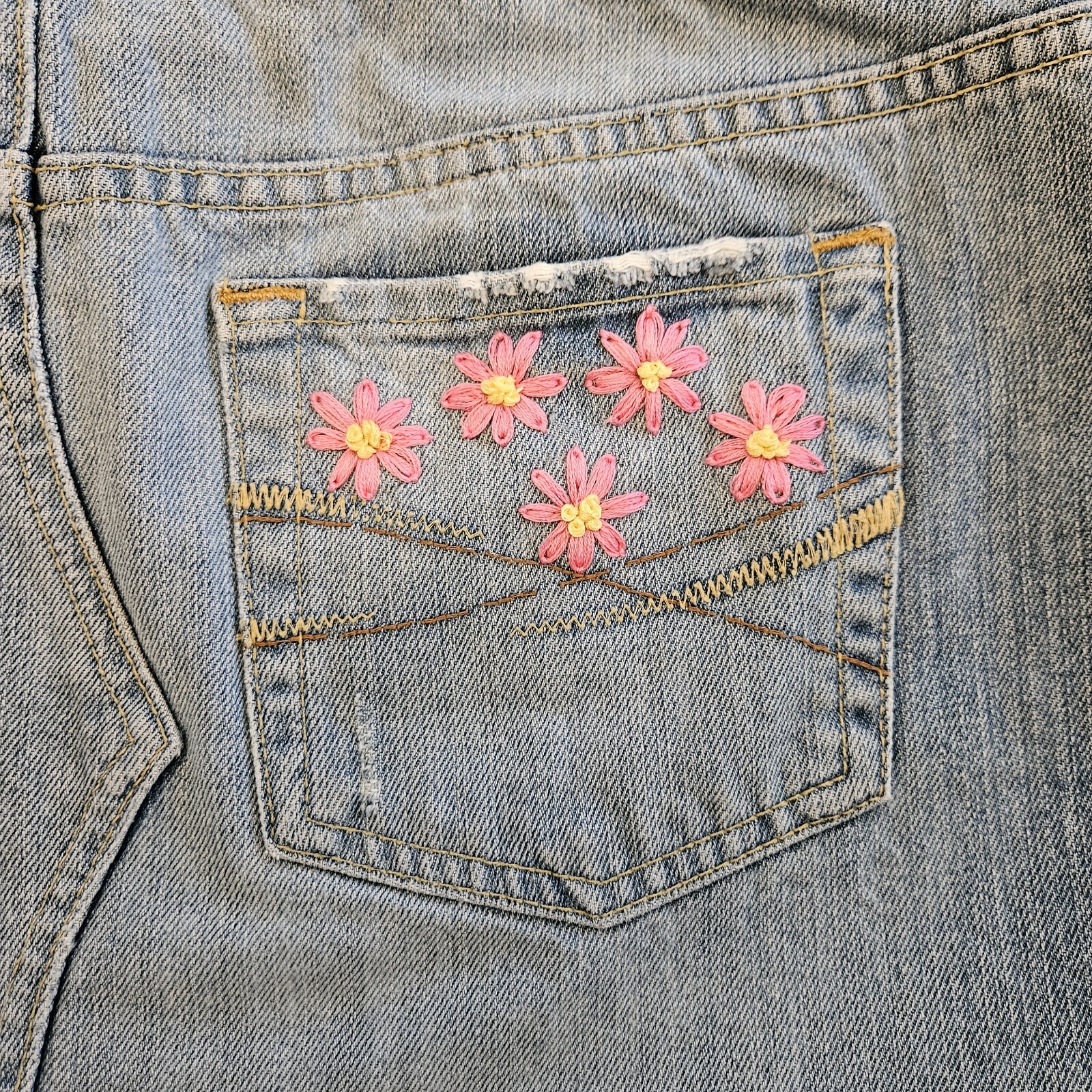 Aeropostale Mini Denim Skirt Medium Wash Distressed Floral Hand Embroidered Sz 4