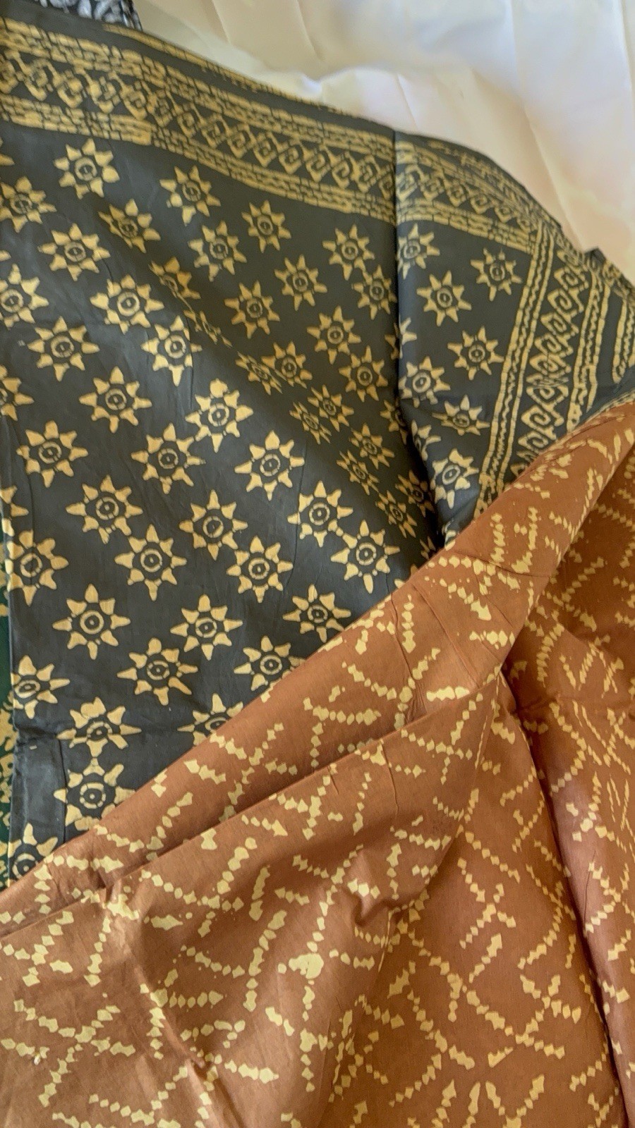 NEW 🆕, Cotton BATIK SAREE. ( Item#L3906 ) including blouse piece.