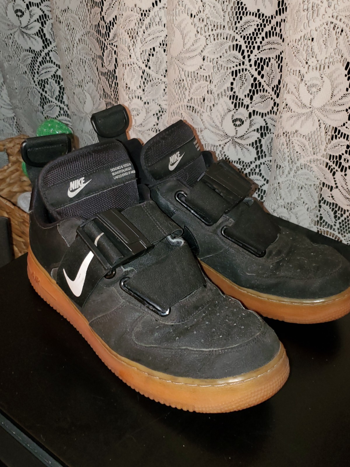 Nike Men’s Low Top Athletic Sneakers Black Solid Buckle Hook & Loop Gum Sole