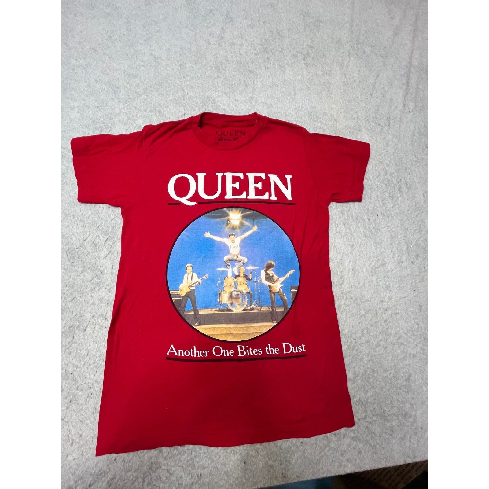 Queen Official Merch Another One Bites the Dust Red Graphic T-Shirt Mens Small