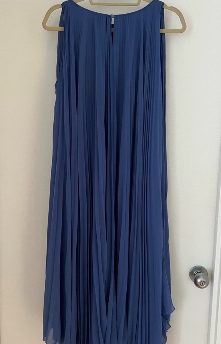 Perriwinkle Blue Max Mara Pleated Dress, Size 6, Excellent condition