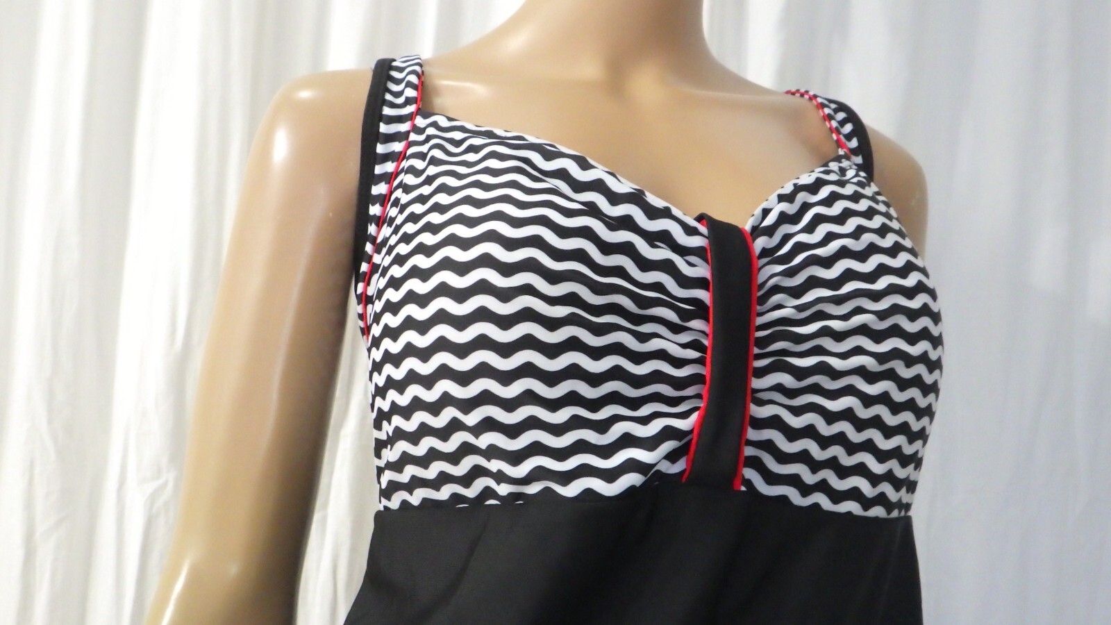 NWT DANIFY US SZ 26 (BUST 58) BLACK WHITE 1 PIECE MOLDED CUP SWIMDRESS EU SZ 60