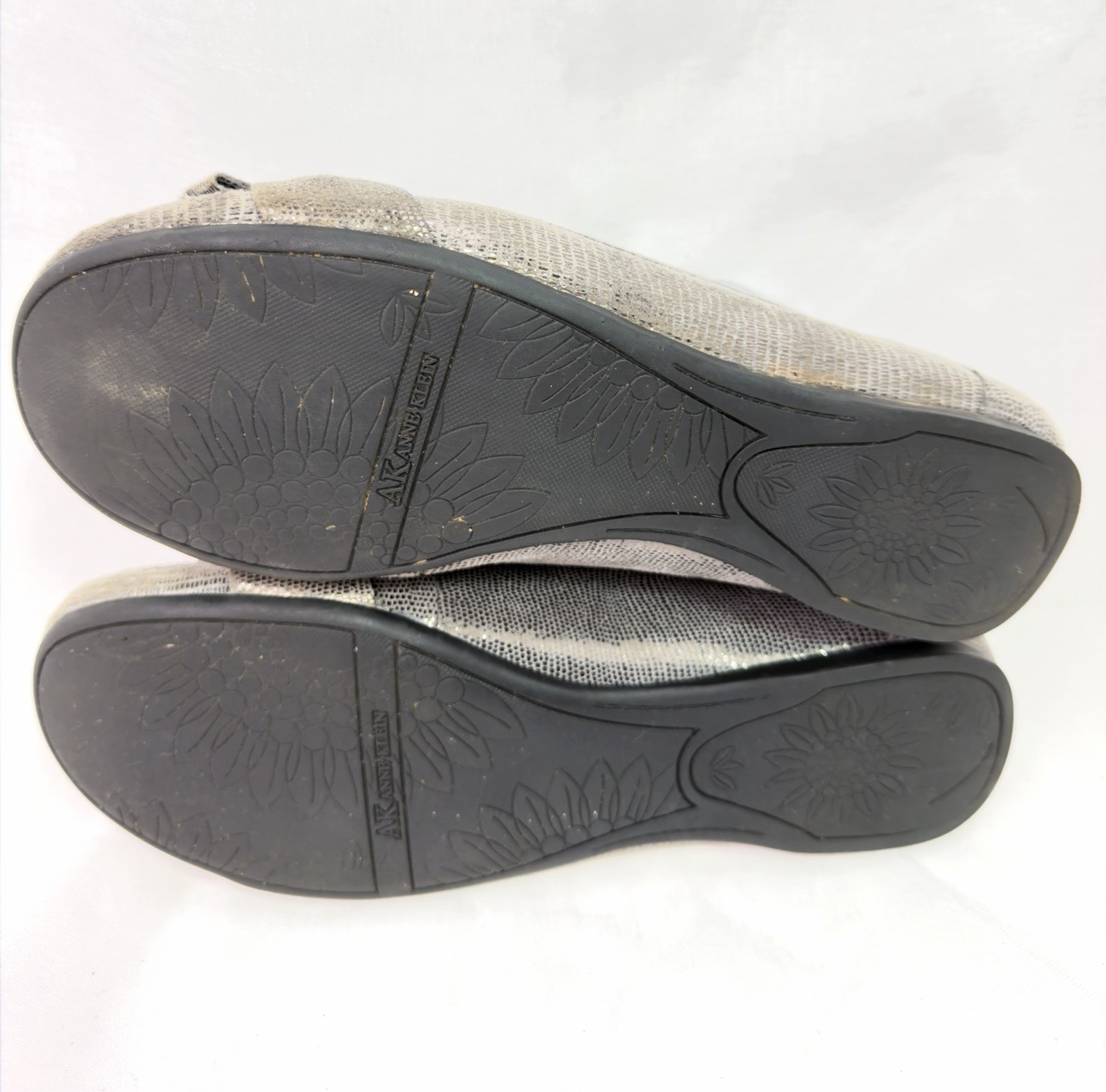 AK Anne Klein Kismet Flats Womens 8M Taupe Metallic Loafer Bow Comfort Slvr/gld