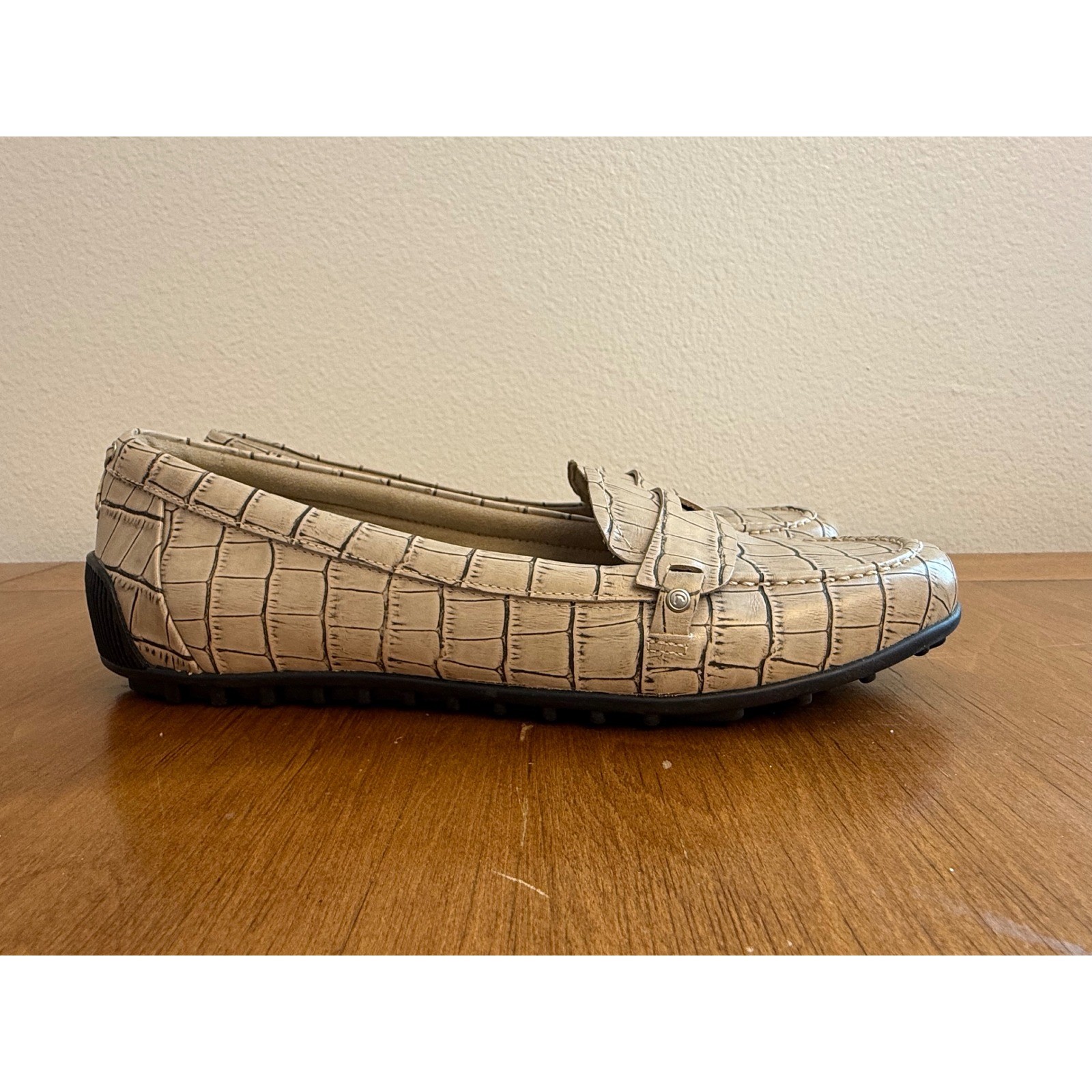 Rockport Total Motion Croc Embossed Leather Penny Driving Loafers Cream Womens
