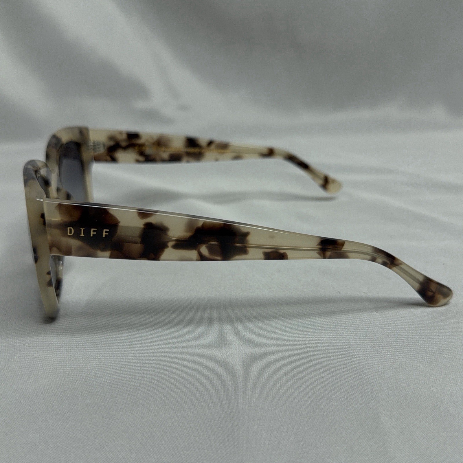 Diff Eyewear Bella II Cream Tortoise Frame Grey Gradient Lens Cat Eye Sunglasses
