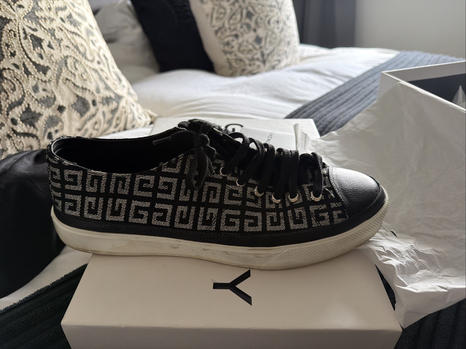 GIVENCHY – Black/Silvery City Low Top Sneakers – EU 44/US 11 – AUTHENTIC