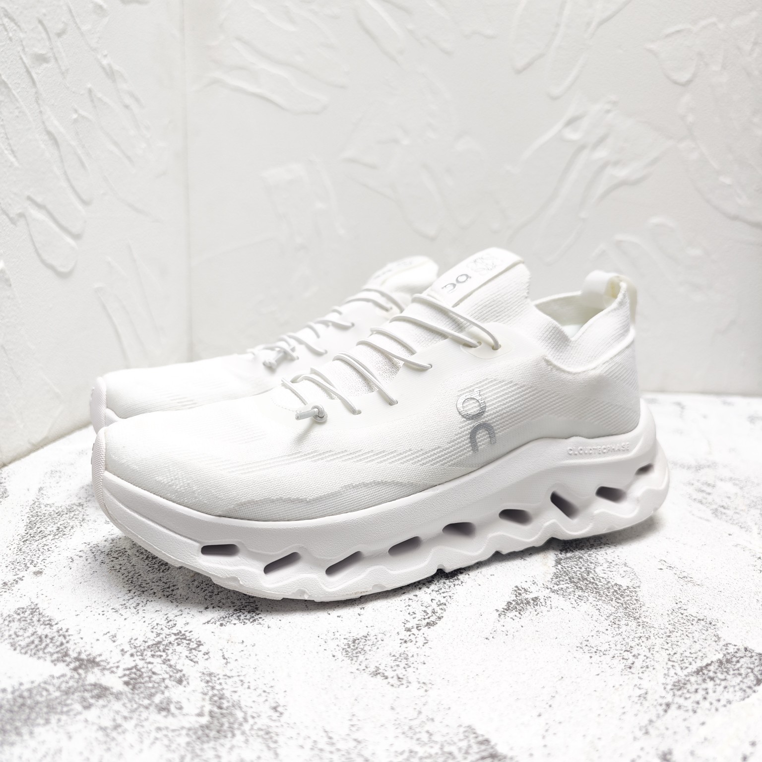 Rowei Cloud Layer Inclined White Elastic Hollowed Sole Men’s Sports Shoes