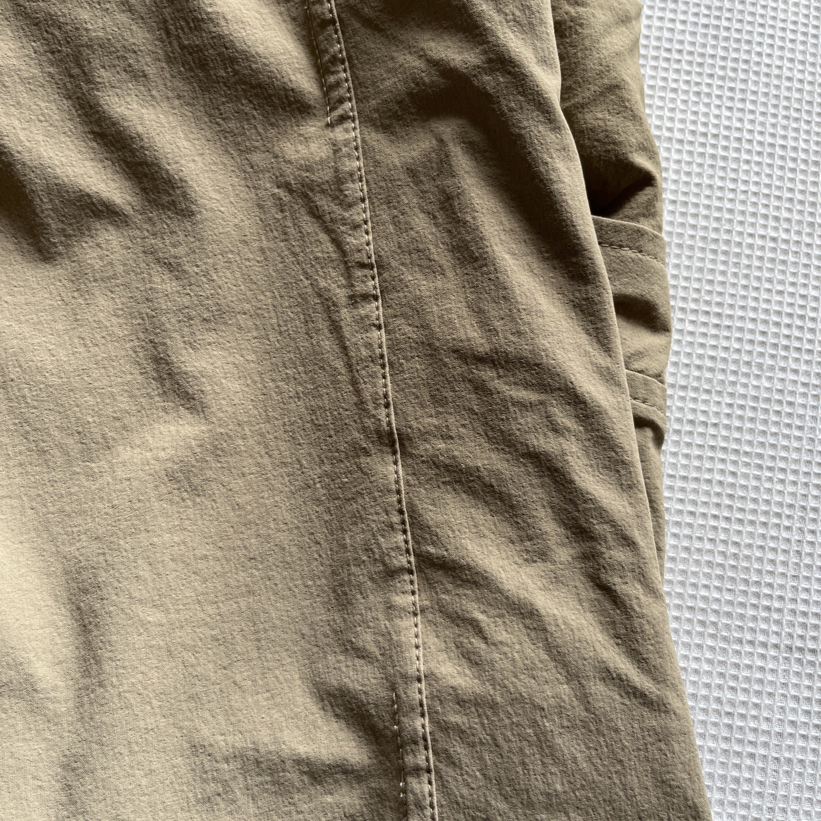 Mountain Hardwear Capris Womens 10 Tan 3/4 Pants Nylon Hiking Outdoor Travel