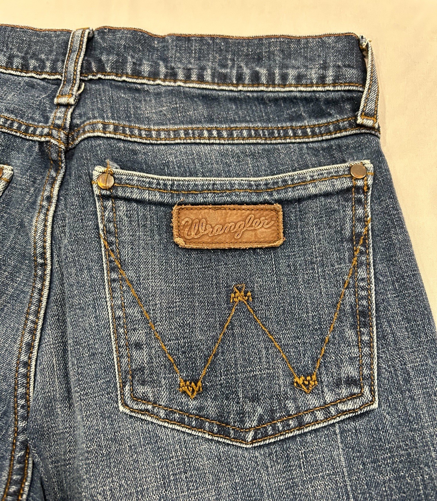 Wrangler Men’s Relaxed Fit Bootcut Blue Denim Jeans Mid Rise Medium Wash 30×30