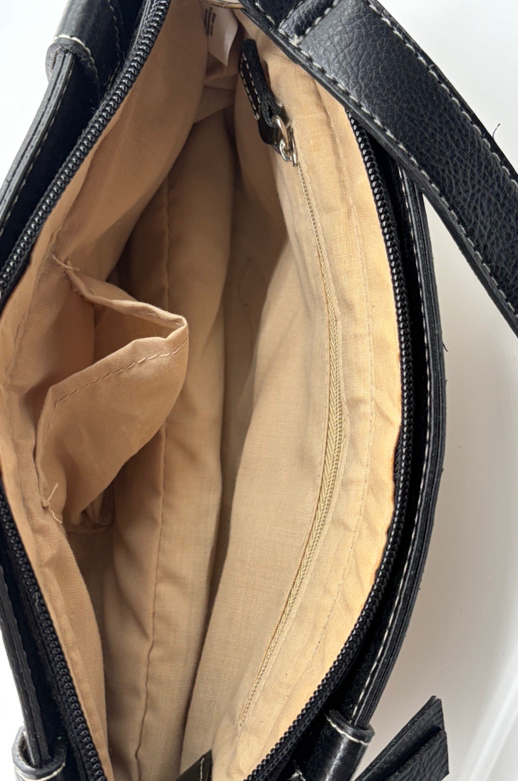Women’s Woven Straw Shoulder Bag Black Trim Baguette Purse Zip Top Tan