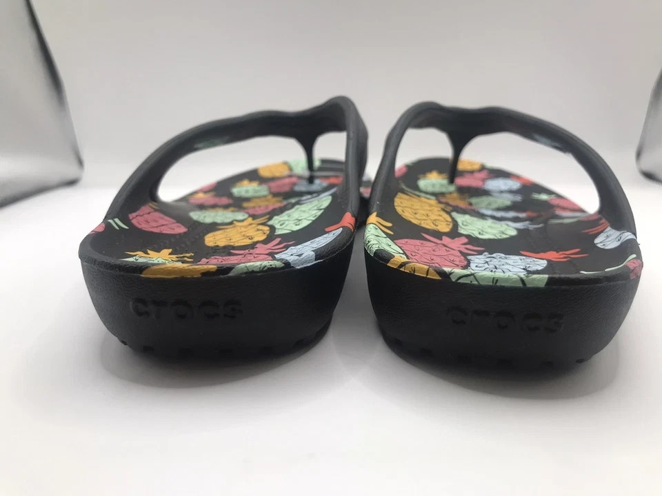 WOMEN’S CROCS KADEE II BLACK/MULTI PINEAPPLES FLIP FLOP BEACH/POOL SANDAL 7 NWT