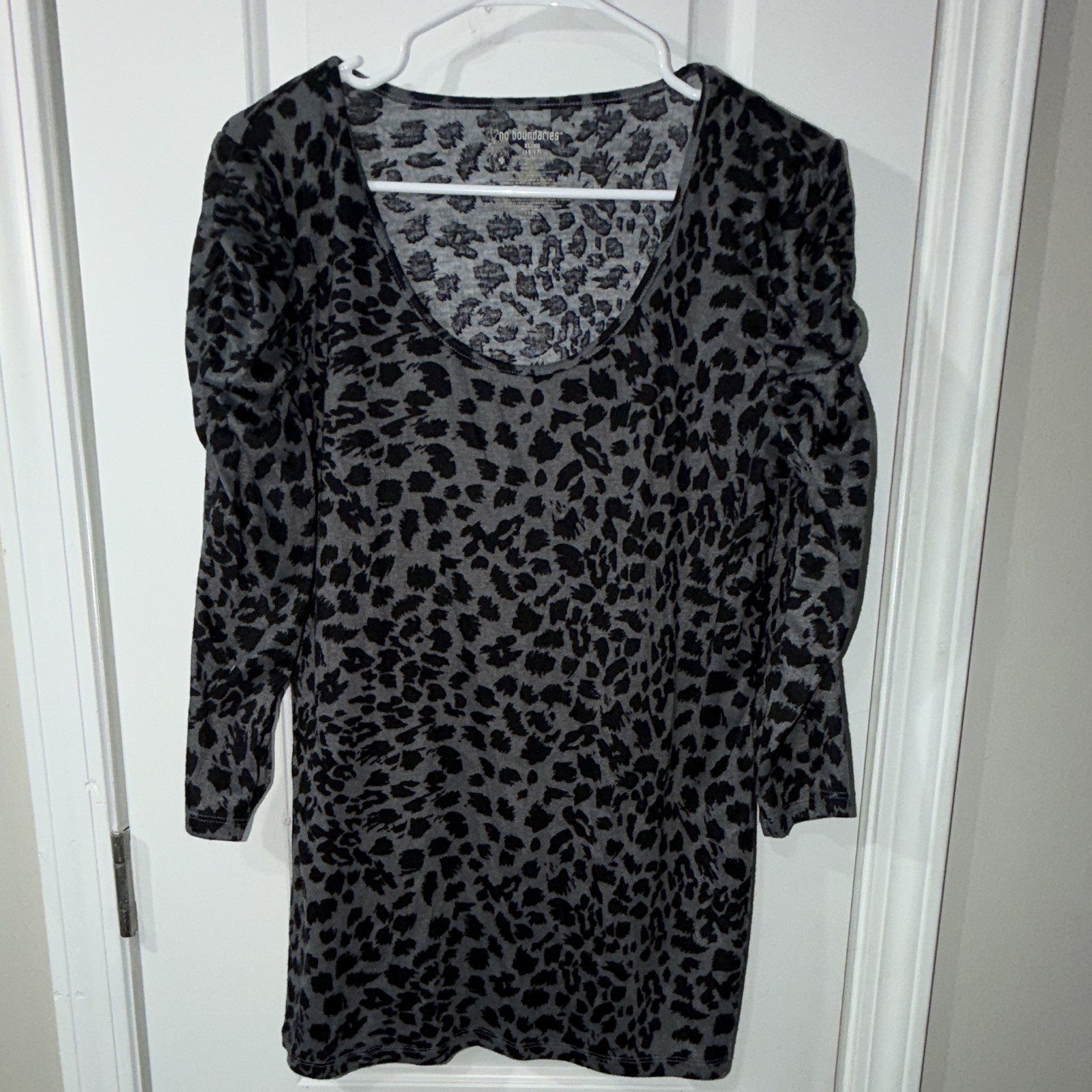 No Boundaries Women’s XL Gray/Black Leopard Scoop Neck 3/4 Sleeve Knit Tunic