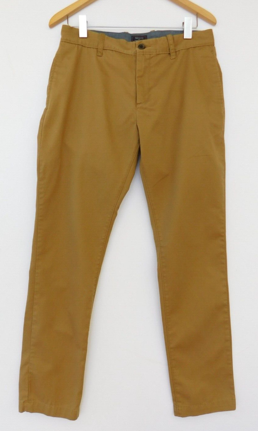 GAP Men Khaki Pants Size 31/32 Brown Classic Taper Wrinkle Resistant