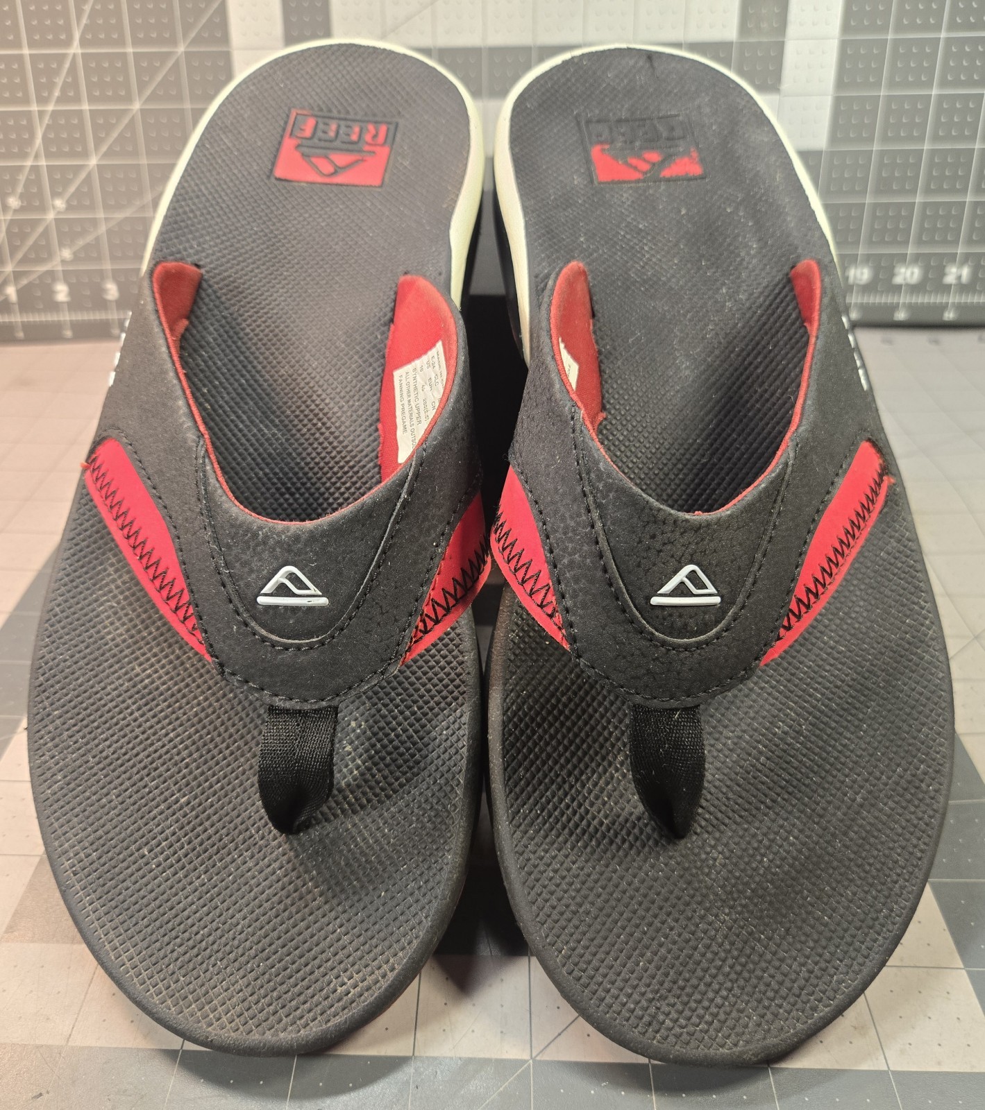 REEF Men’s Fanning Pregame Bottle Opener Flip Flops Black & Red Size 10