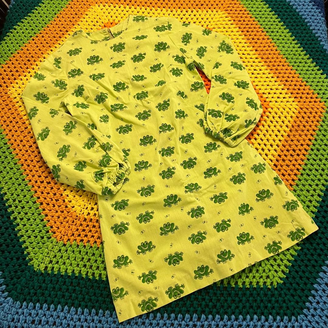 60’s Vintage Handmade Green Frog Novelty Print Gogo Go Go Twiggy Mini Dress