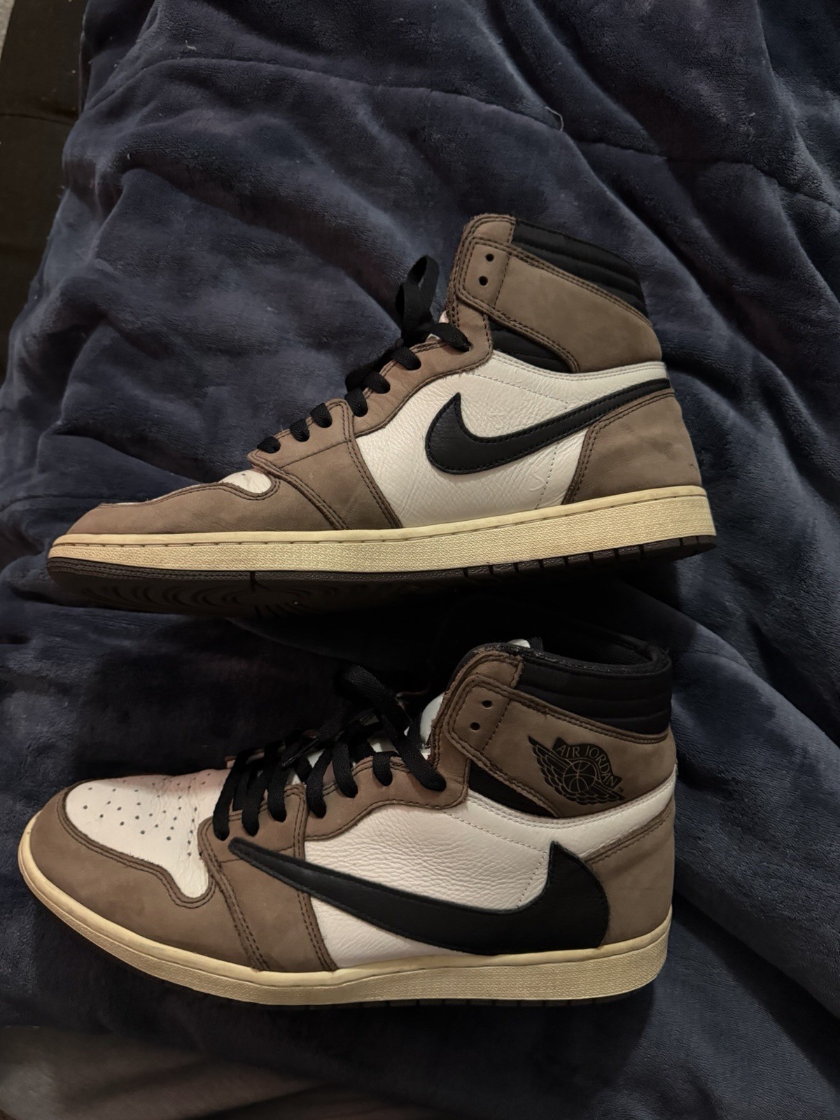 Travis Scott Jordan 1 High mocha