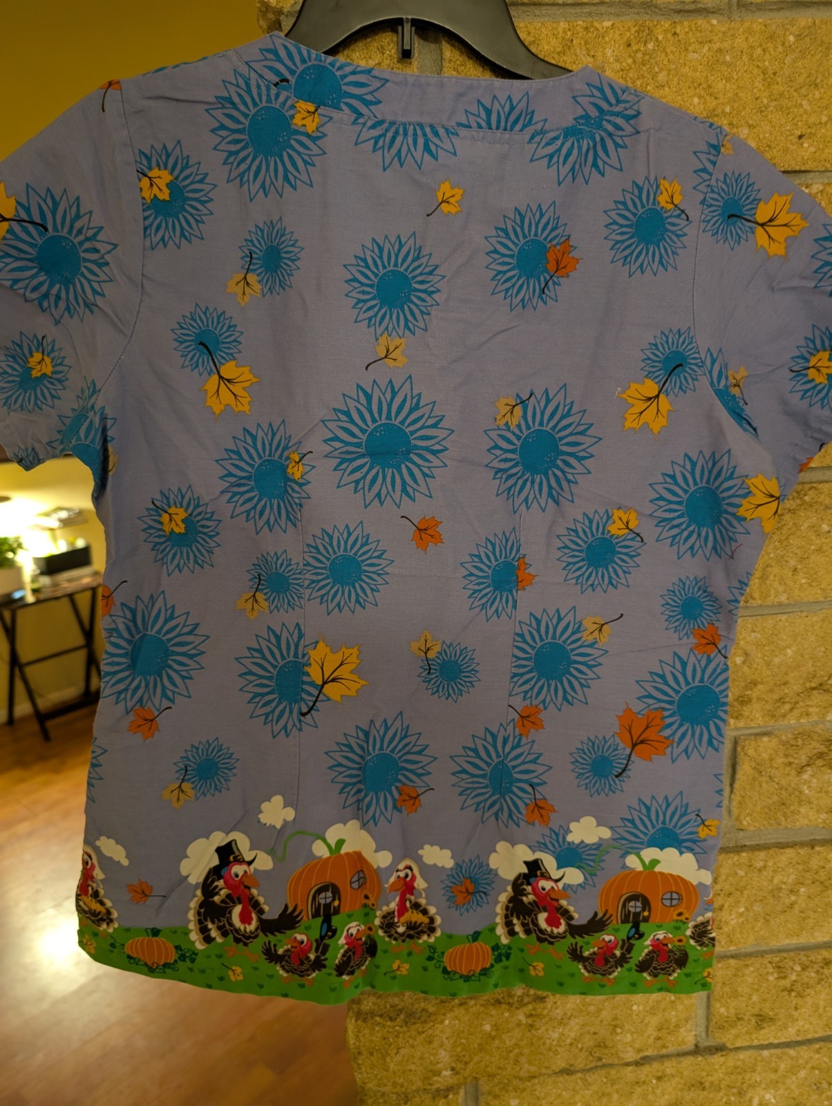 Turkey Time Women’s V-Neck Scrub Top Patterned Purple/Blue Size S