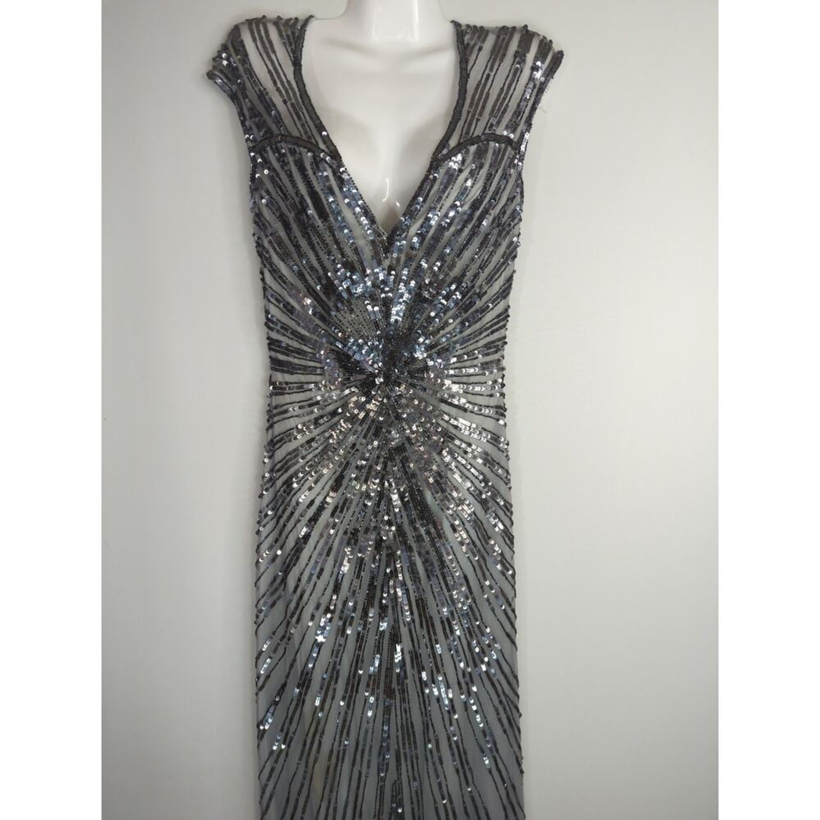 Mac Duggal Silver Sequined Cap Sleeve Evening Gown Women’s Size 6 Formal Party