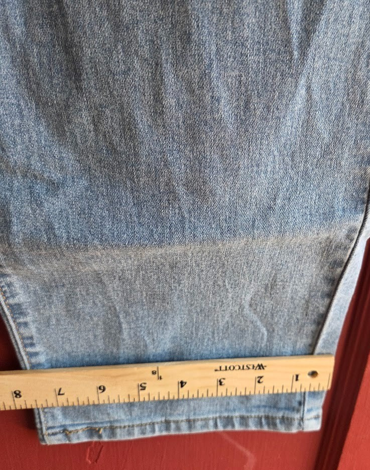 Levi’s Women’s Blue 314 Light Wash Shaping Straight Mid-Rise Jeans Size 31 x 32