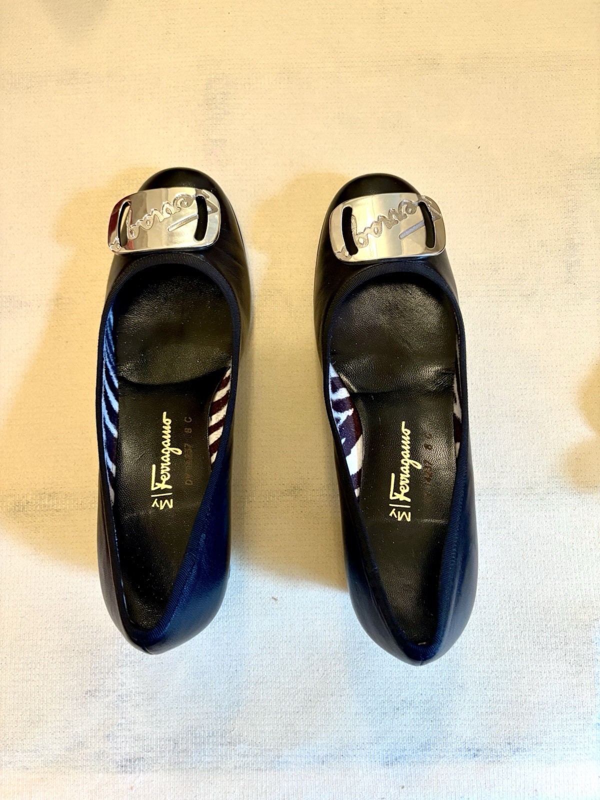 Salvatore Ferragamo Black Patent Leather Logo Pumps Round Toe 8 Original Box