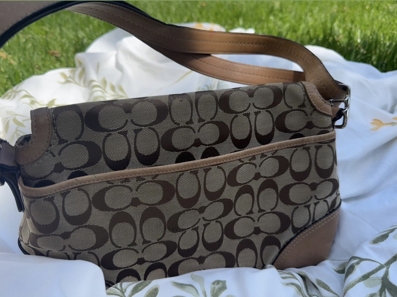 Coach Signature C Logo Turn Lock Shoulder Bag Small Beige/Brown, Detachable