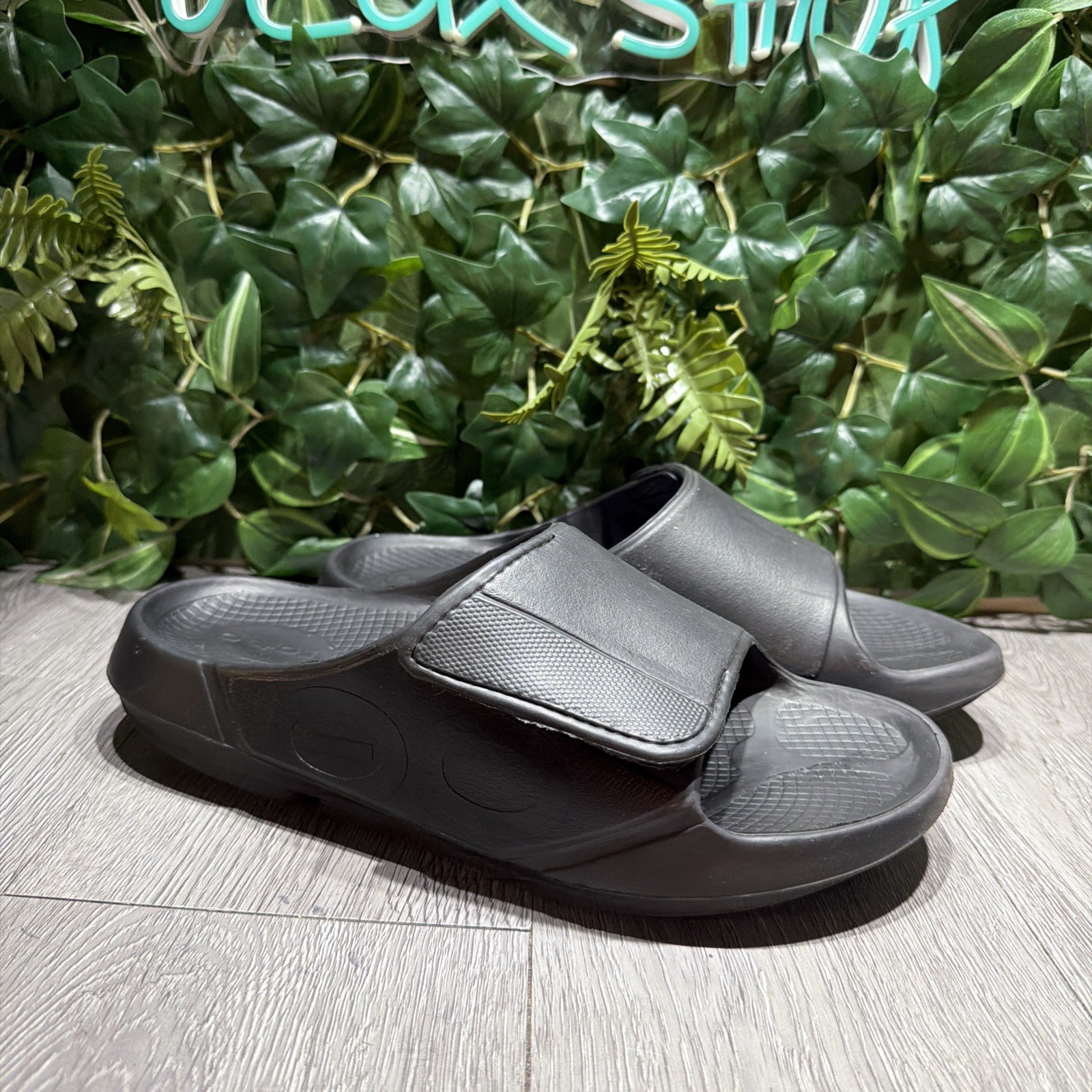 OOFOS ooahh Unisex Matte Black Sport Flex Slides Men 10