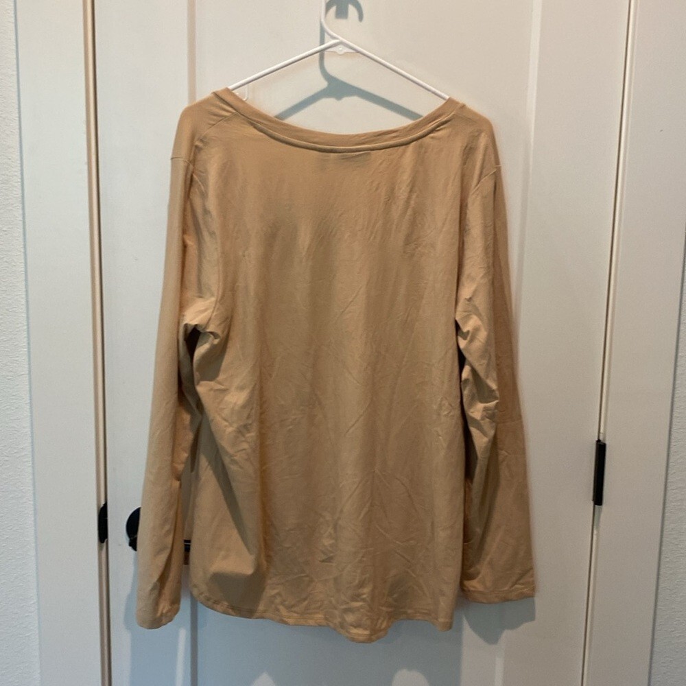 Ladies Attitudes by Renee Beige Blouse. Size XL. 95% Cotton, 5% Spandex.