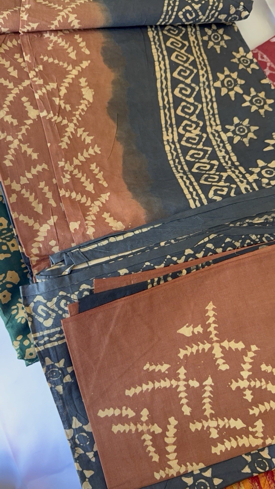 NEW 🆕, Cotton BATIK SAREE. ( Item#L3906 ) including blouse piece.