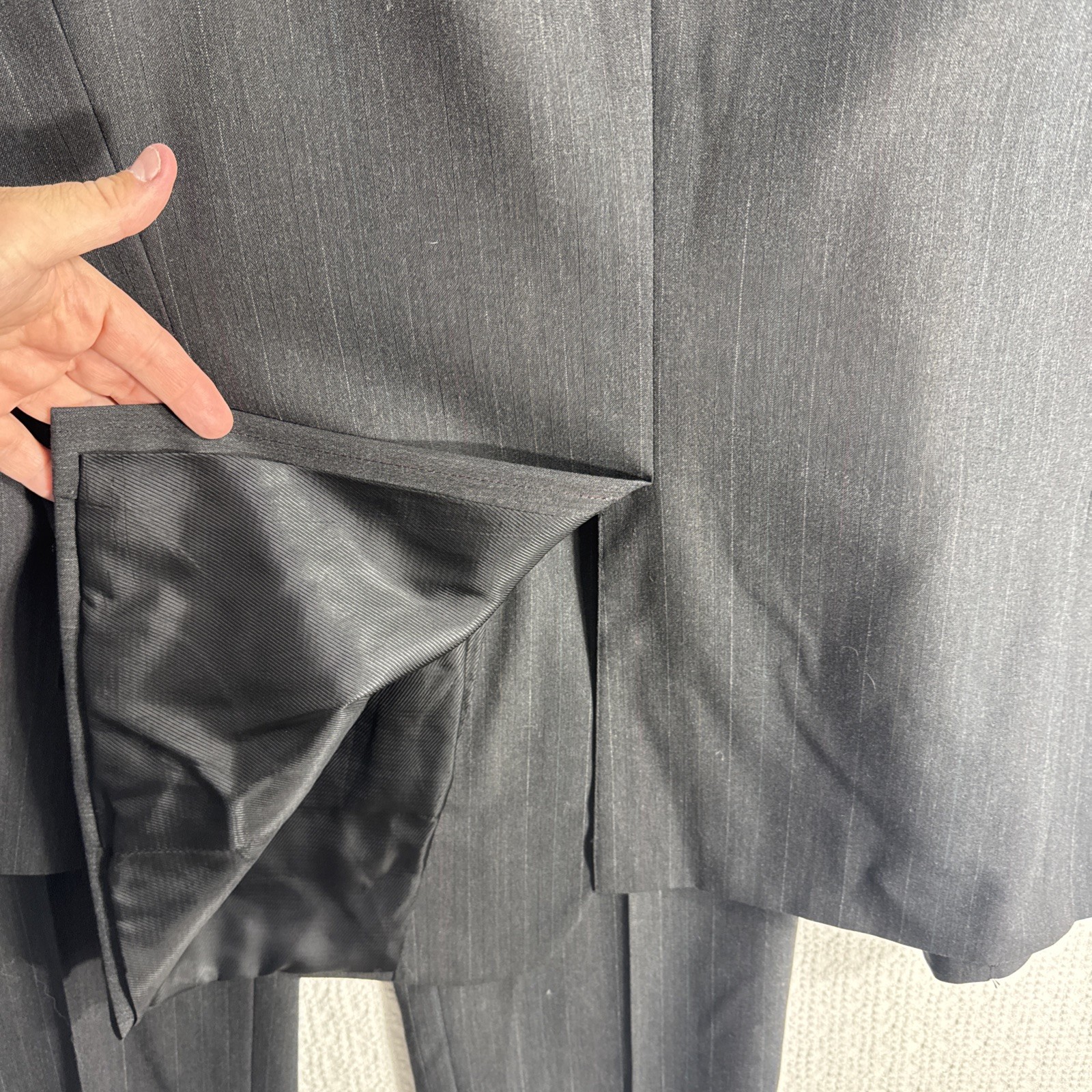 Vintage Hart Schaffner Marx 44R Relaxed Charcoal Pinstripe 2-Piece Suit 39×27